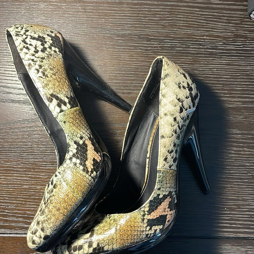 Anne Michelle Women's Snakeskin Pumps - Picture 3 of 9